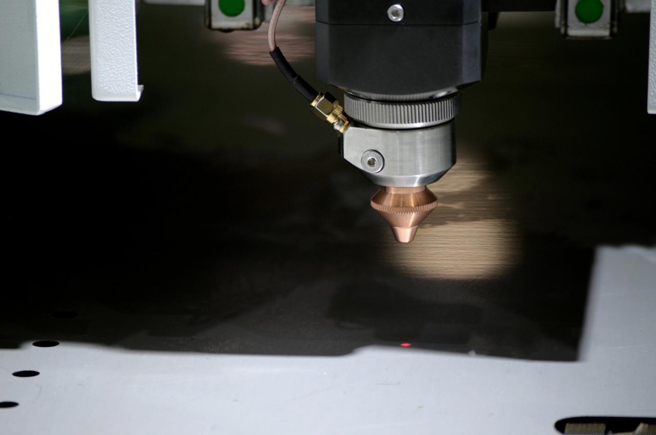 1500*3000mm 500w Racuys Or Ipg Fiber Laser Cutting Machine 1500 * 3000mm 500w Racuys o màquina de tall làser de fibra Ipg