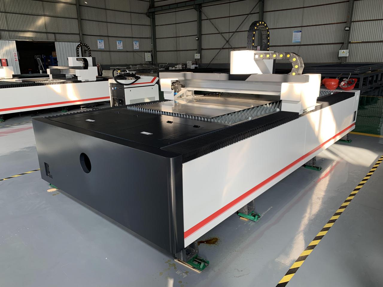 1kw 1.5kw 2kw Fiber Laser Cutting Machine For Metal Sheet Cutting 3000x1500mm Màquina de tall làser de fibra de 1kw 1.5kw 2kw per a tall de xapa de metall 3000x1500mm