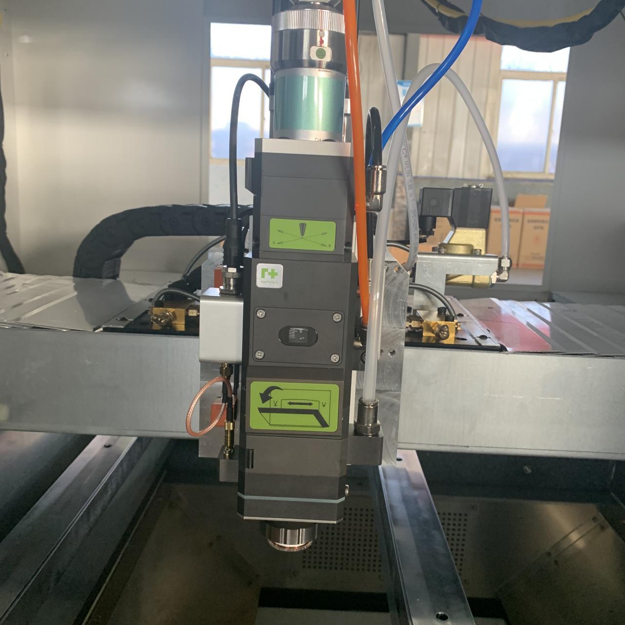 1kw 2kw Good Price Fiber Laser Cutting Machine For Sheet Metal Màquina de tall làser de fibra de 1kw 2kw a bon preu per a xapa