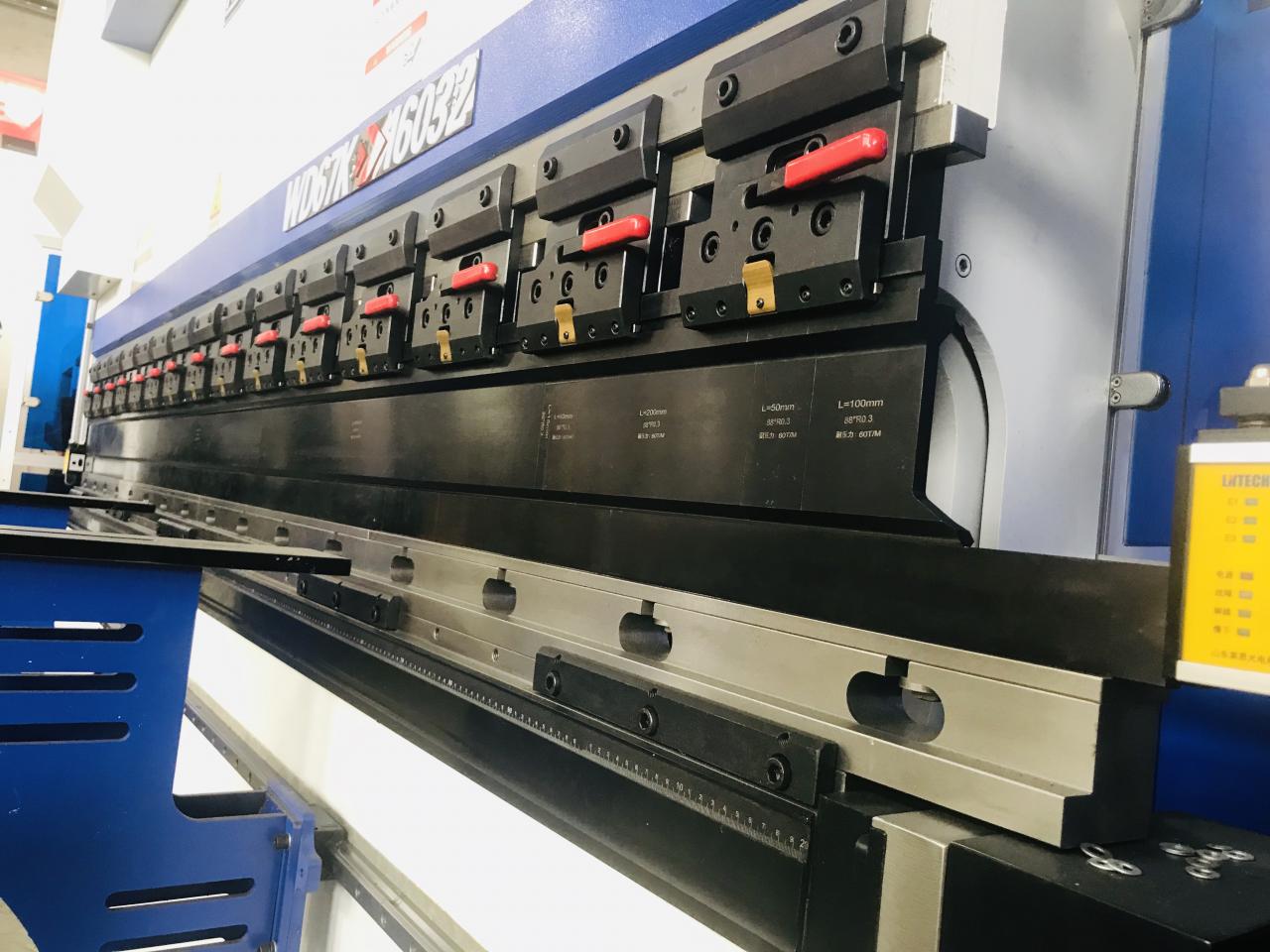 Màquina de fre de premsa hidràulica Cnc estàndard de 200t 300t