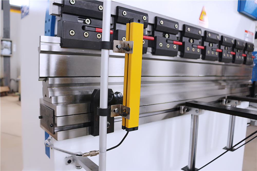 3+1 Axis Cnc Hydraulic Press Brake With Esa System Frega hidràulica Cnc de 3+1 eixos amb sistema Esa