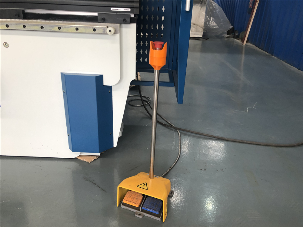 3+1 Axis Cnc Hydraulic Press Brake With Esa System Frega hidràulica Cnc de 3+1 eixos amb sistema Esa