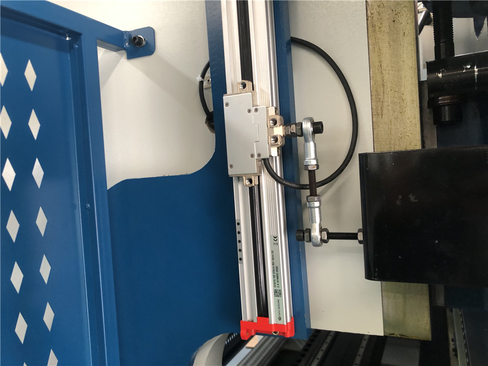 3+1 Axis Cnc Hydraulic Press Brake With Esa System Frega hidràulica Cnc de 3+1 eixos amb sistema Esa