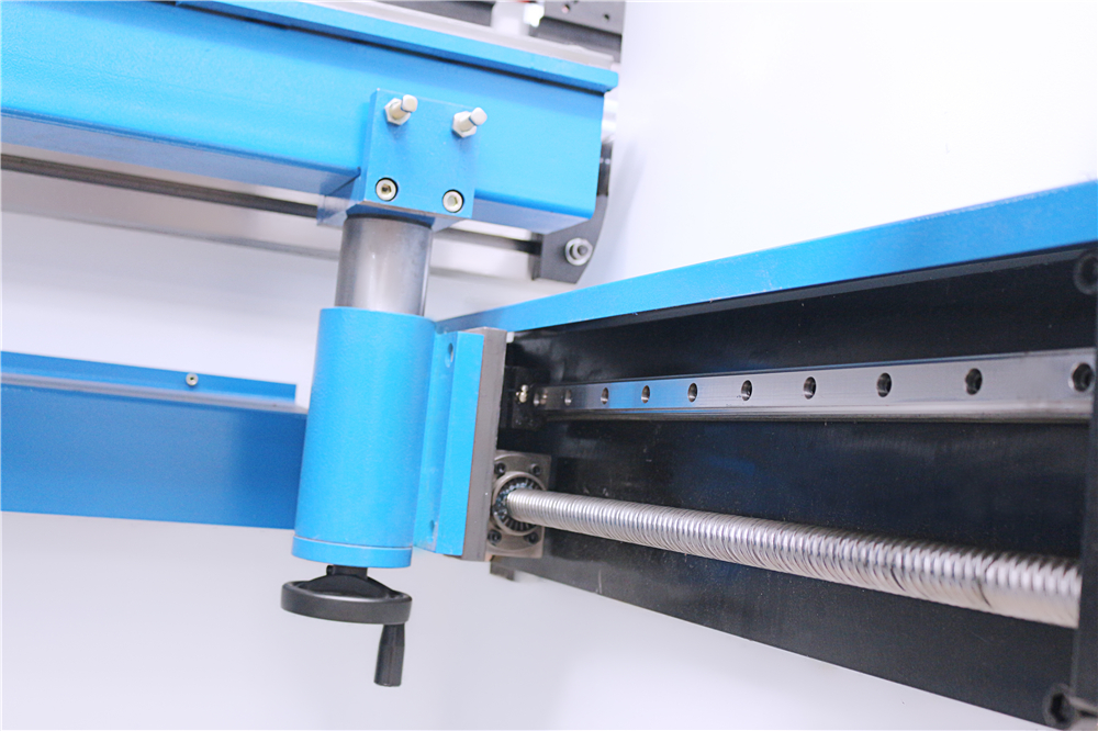 3+1 Axis Cnc Hydraulic Press Brake With Esa System Frega hidràulica Cnc de 3+1 eixos amb sistema Esa