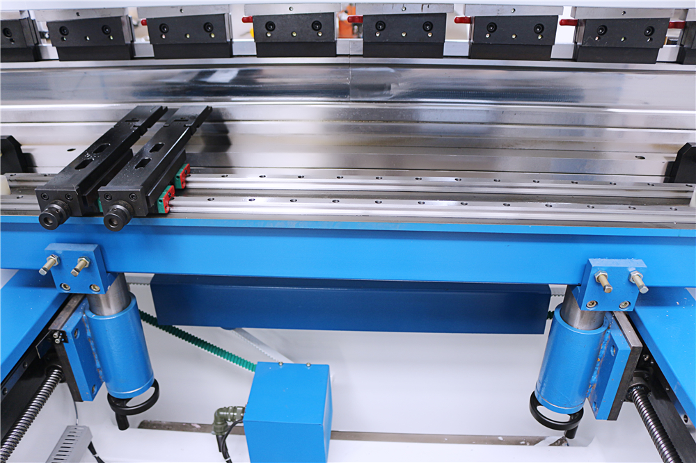 3+1 Axis Cnc Hydraulic Press Brake With Esa System Frega hidràulica Cnc de 3+1 eixos amb sistema Esa