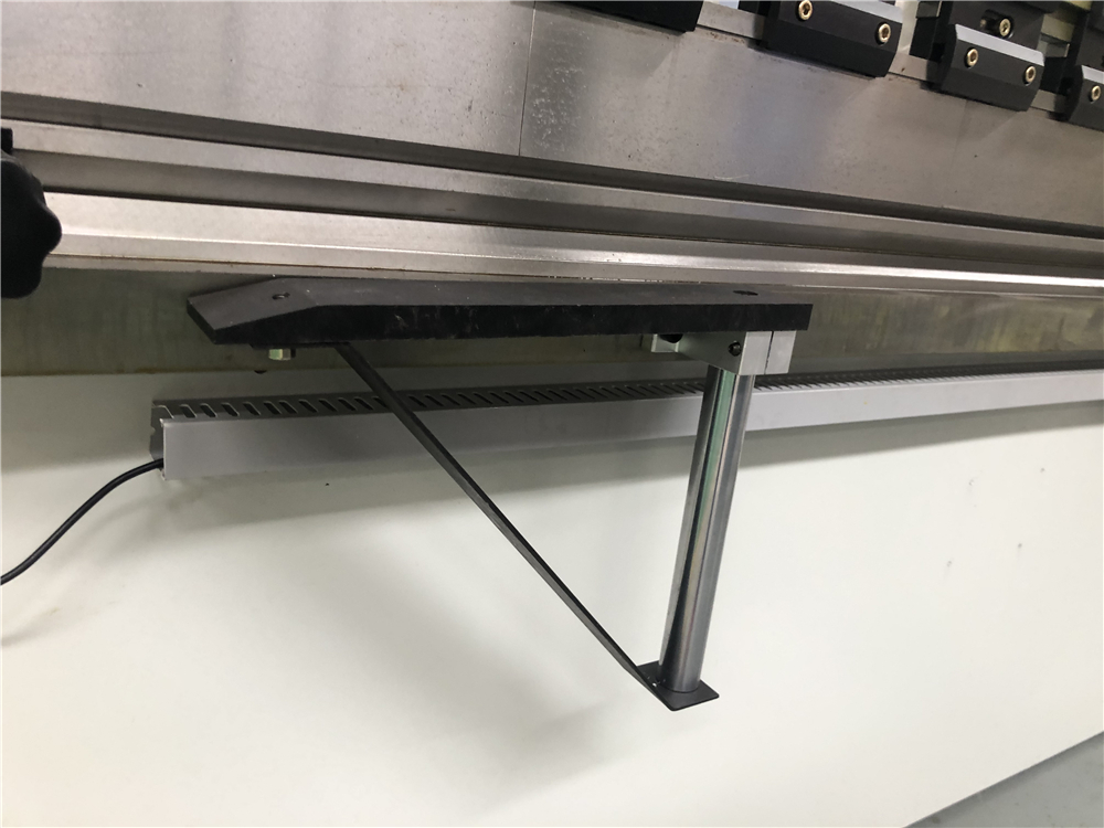 3+1 Axis Cnc Hydraulic Press Brake With Esa System Frega hidràulica Cnc de 3+1 eixos amb sistema Esa