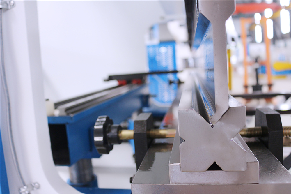 3+1 Axis Cnc Hydraulic Press Brake With Esa System Frega hidràulica Cnc de 3+1 eixos amb sistema Esa