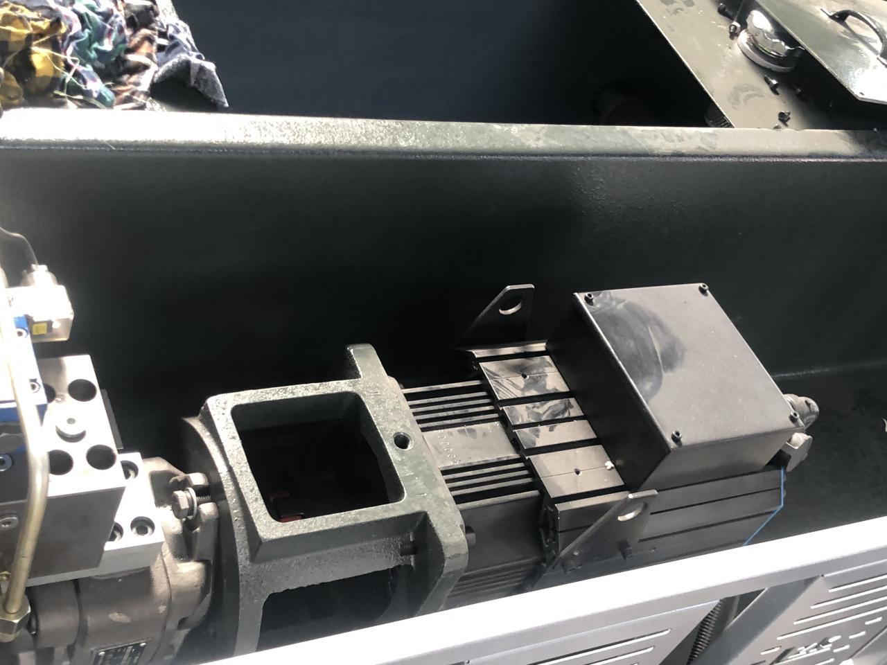 3+1 Axis Cnc Hydraulic Press Brake With Esa System Frega hidràulica Cnc de 3+1 eixos amb sistema Esa