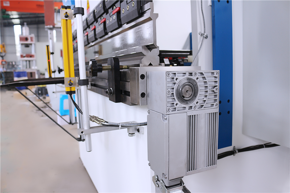 3+1 Axis Cnc Hydraulic Press Brake With Esa System Frega hidràulica Cnc de 3+1 eixos amb sistema Esa