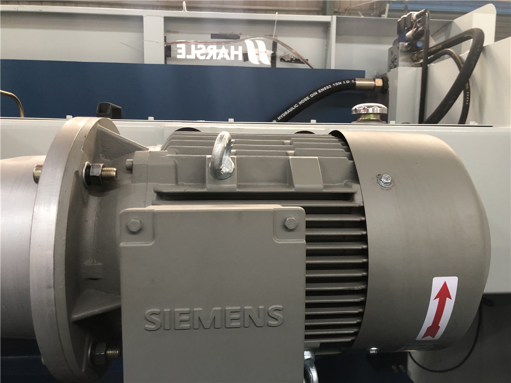 3+1 Axis Cnc Hydraulic Press Brake With Esa System Frega hidràulica Cnc de 3+1 eixos amb sistema Esa