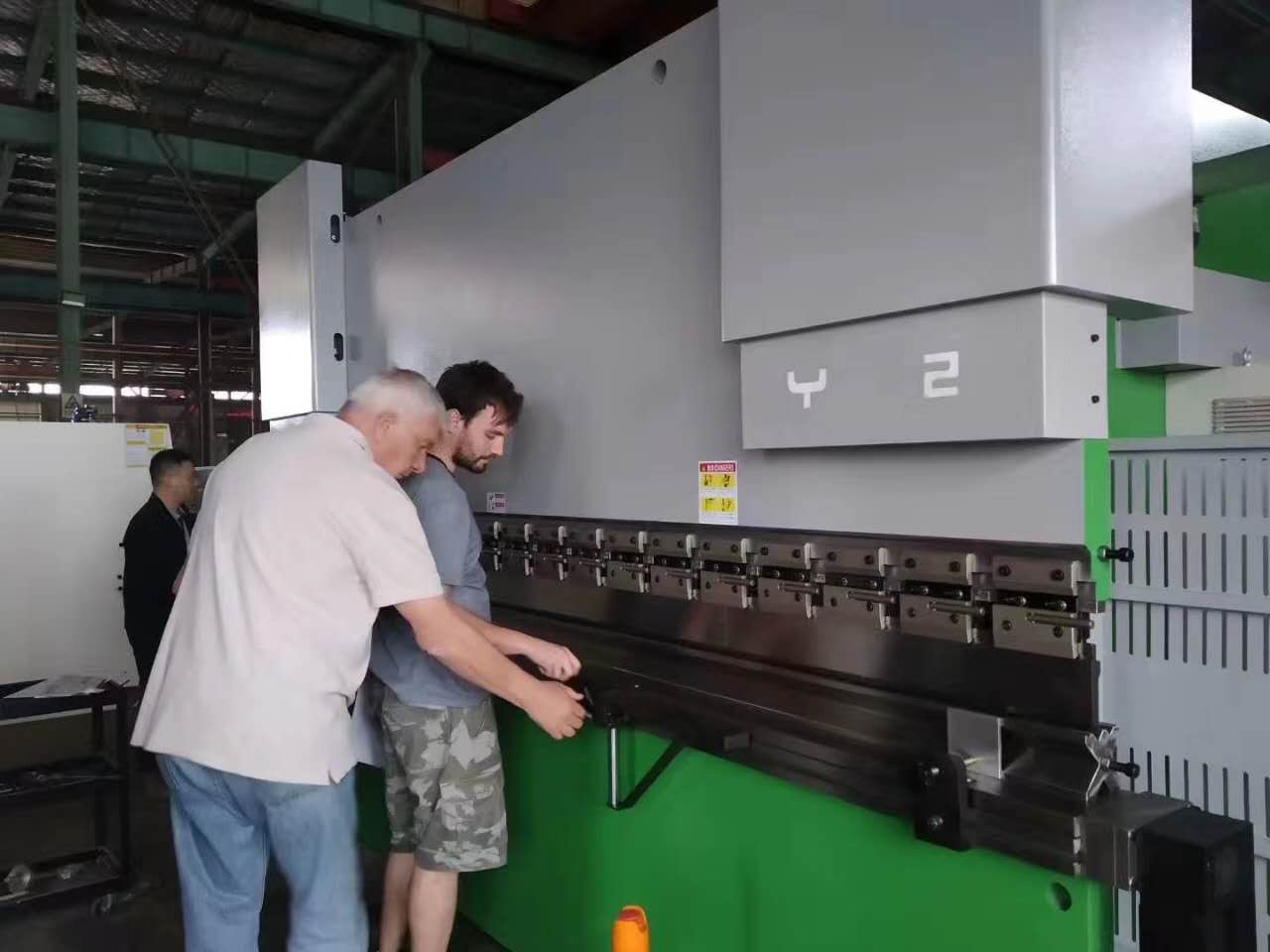 63 Ton Metal Steel Sheet Plate Bending Machine Cnc Hydraulic Press Brake For Metal Working Dobladora de xapes d'acer metàl·liques de 63 tones Fre de premsa hidràulica CNC per al treball del metall