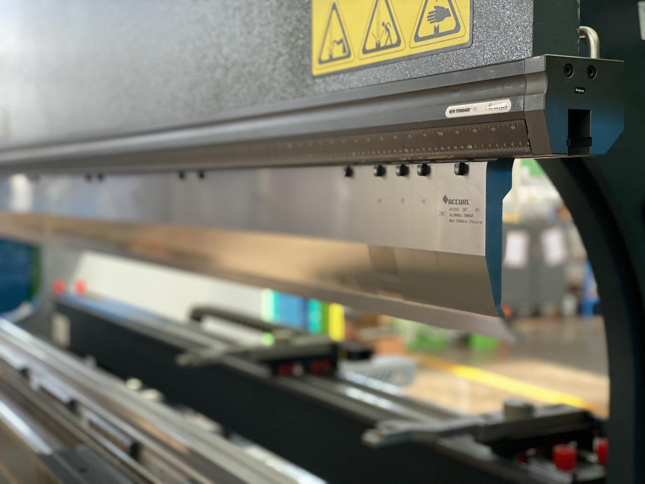 China 220t Cnc Bending Machine 6+1 Axis Hydraulic Press Brake Price Preu del fre de premsa hidràulica de la Xina de 220t CNC de 6 + 1 eixos