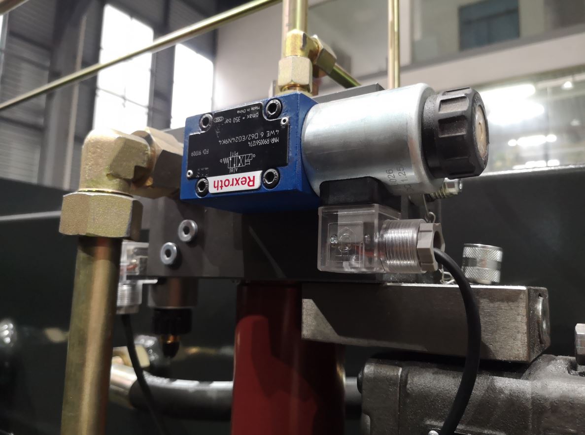 Delem Da66t 125 3+1 4+1 6+1 8+1 Cnc Hydraulic Press Brake For Metal Plate Bending Delem Da66t 125 3+1 4+1 6+1 8+1 Fre de premsa hidràulica CNC per a la flexió de plaques metàl·liques