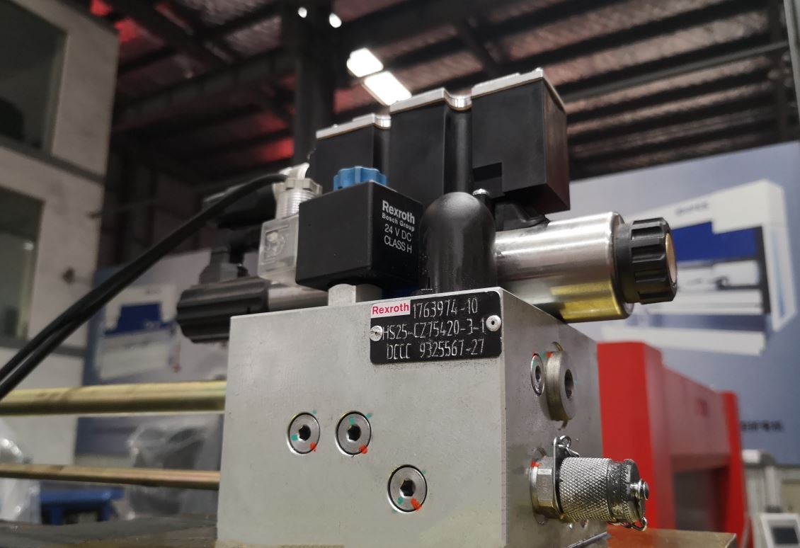 Delem Da66t 125 3+1 4+1 6+1 8+1 Cnc Hydraulic Press Brake For Metal Plate Bending Delem Da66t 125 3+1 4+1 6+1 8+1 Fre de premsa hidràulica CNC per a la flexió de plaques metàl·liques