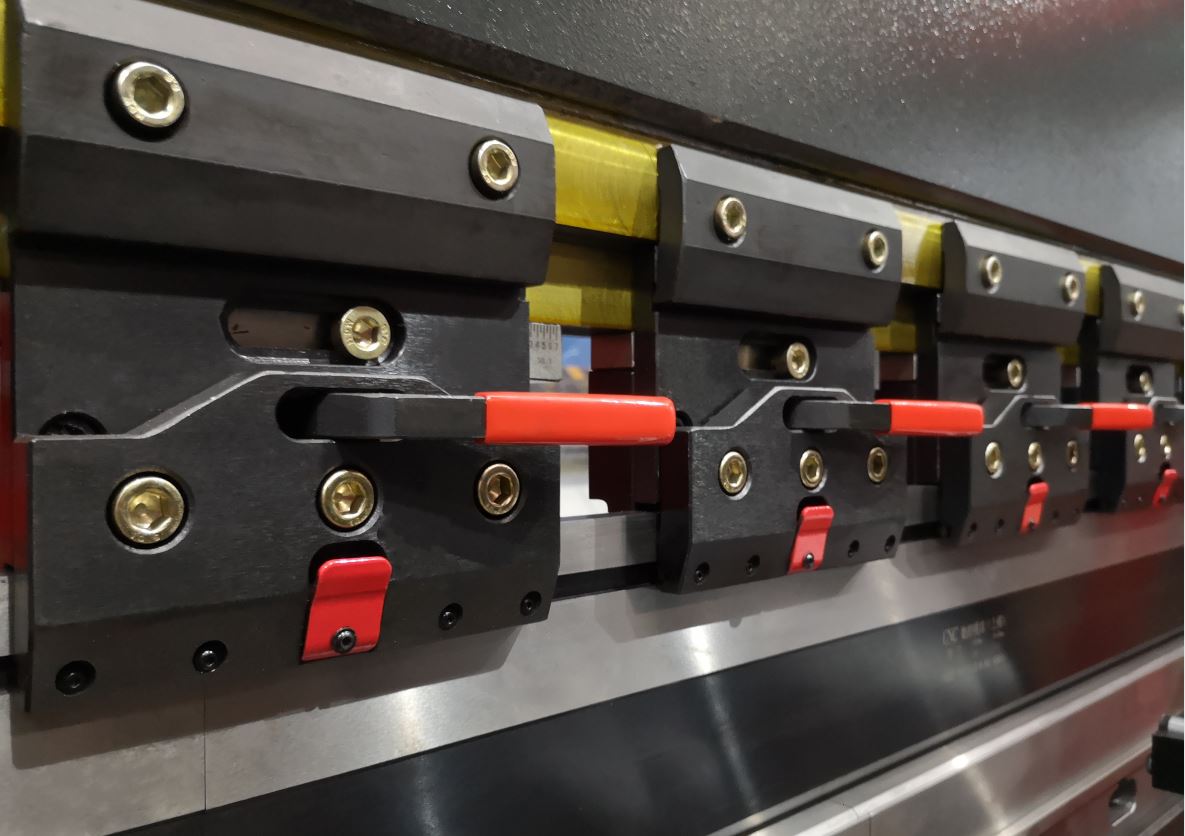 Delem Da66t 125 3+1 4+1 6+1 8+1 Cnc Hydraulic Press Brake For Metal Plate Bending Delem Da66t 125 3+1 4+1 6+1 8+1 Fre de premsa hidràulica CNC per a la flexió de plaques metàl·liques