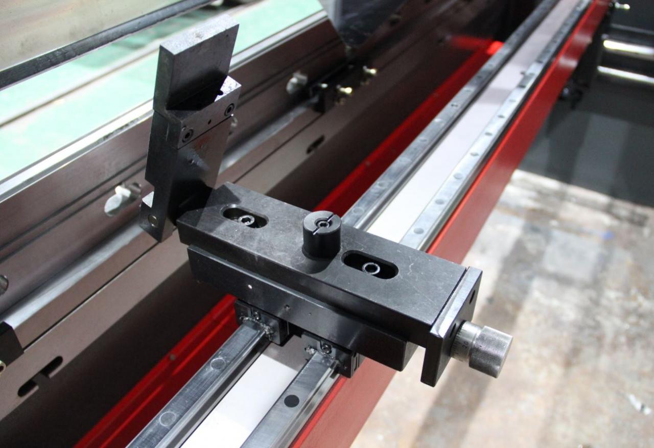 Delem Da66t 125 3+1 4+1 6+1 8+1 Cnc Hydraulic Press Brake For Metal Plate Bending Delem Da66t 125 3+1 4+1 6+1 8+1 Fre de premsa hidràulica CNC per a la flexió de plaques metàl·liques