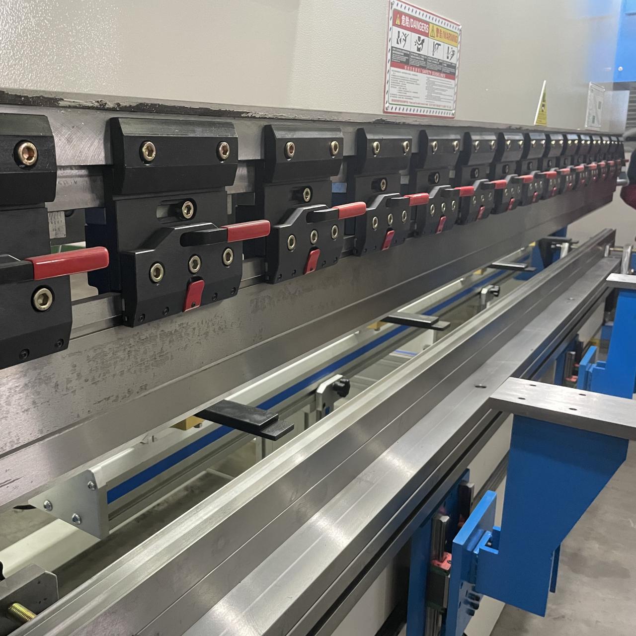 High Quality 3m Press Brake Machine Hydraulic 100 Ton For Sheet Metal Bending Màquina hidràulica de fre de premsa de 3 m d'alta qualitat de 100 tones per a plegat de xapa