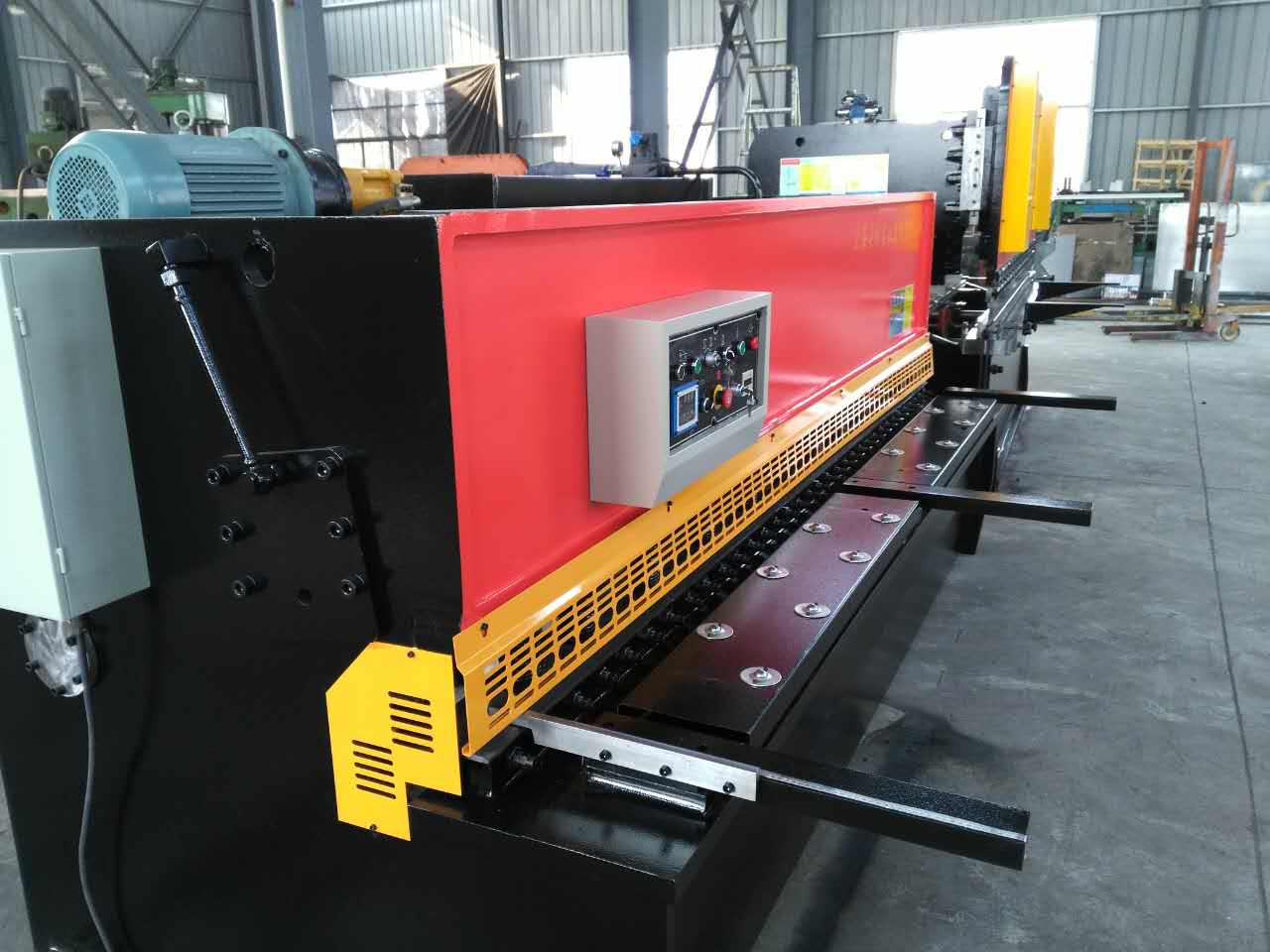 Hydraulic Swing Beam Guillotine Shears Qc12y-4x2500 Cisalla de guillotina de biga oscil·lant hidràulica Qc12y-4x2500