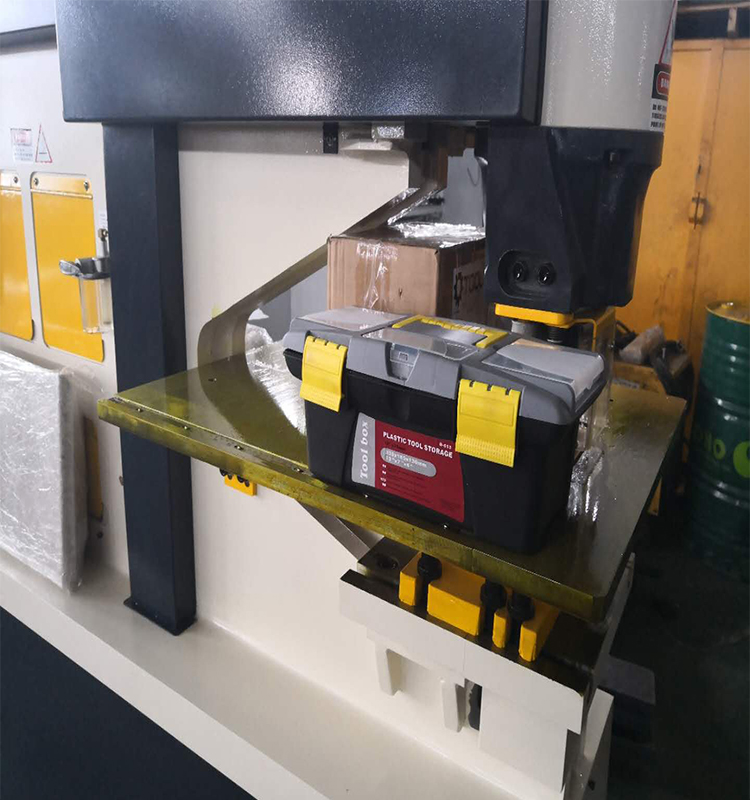 Metal Cutting Hydraulic Steelworkers Machine For Punching Cropping Notching Cutting Màquina hidràulica d'acer de tall de metall per perforar tall de tall d'osques