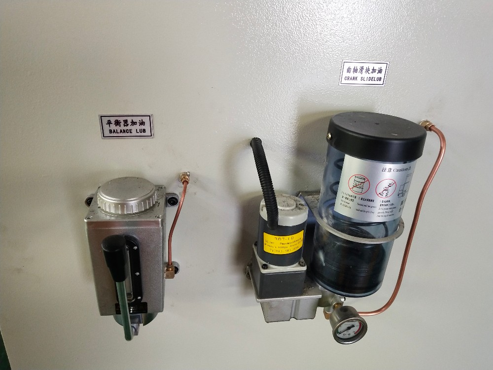 Pneumatic Friction Clutch High Performance Punch Press Machine Màquina de premsa de punxó d'alt rendiment d'embragatge de fricció pneumàtic