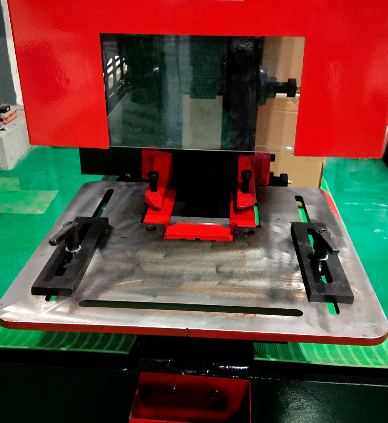 Q35y Series Hydraulic Ironworker Shearing And Punching Machine Màquina de cisalla i punxonadora hidràulica de la sèrie Q35y