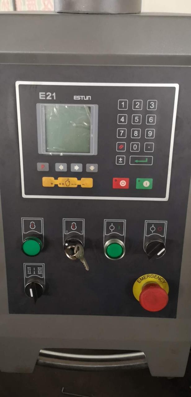 Qc12y 6x3200 Taula lliscant de placa hidràulica Màquina de tall de cisalla de guillotina